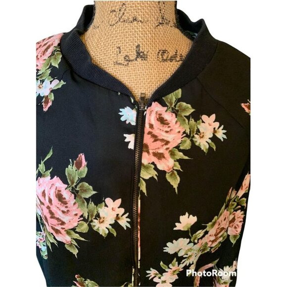 🍒 2/$20 🍒 Medium Light Weight Sheer Floral Zip Up Jacket - Picture 2 of 4